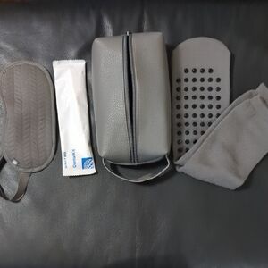 United Business Class Gray Travel Accessory Set